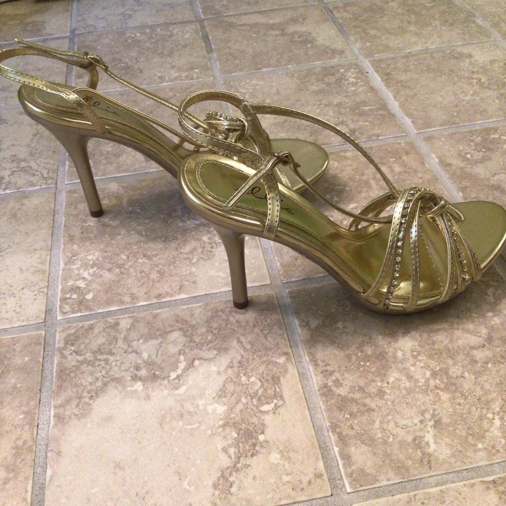 Ellie Size 7 Gold Color Strappy Heels